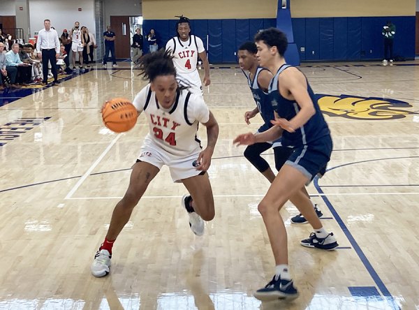 San Francisco's Willie Williams looks to scored against Fullerton.